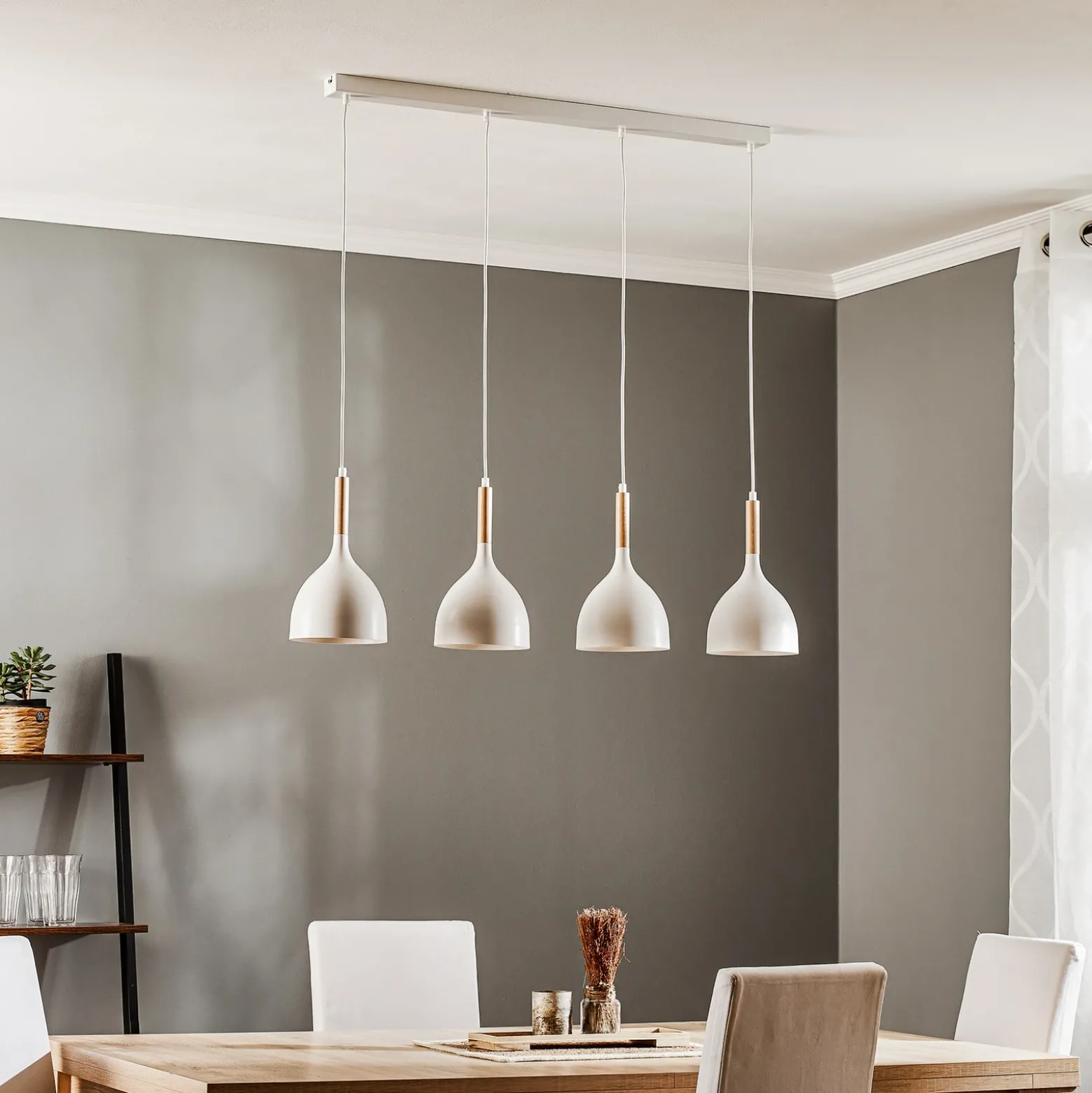 Lámpara colgante Noak, blanco/madera natural, 4 luces larga