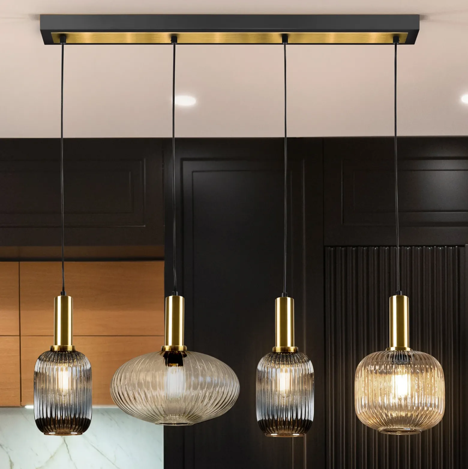 Lámpara colgante Norma, 98 cm, 4 luces, negro/latón, cristal