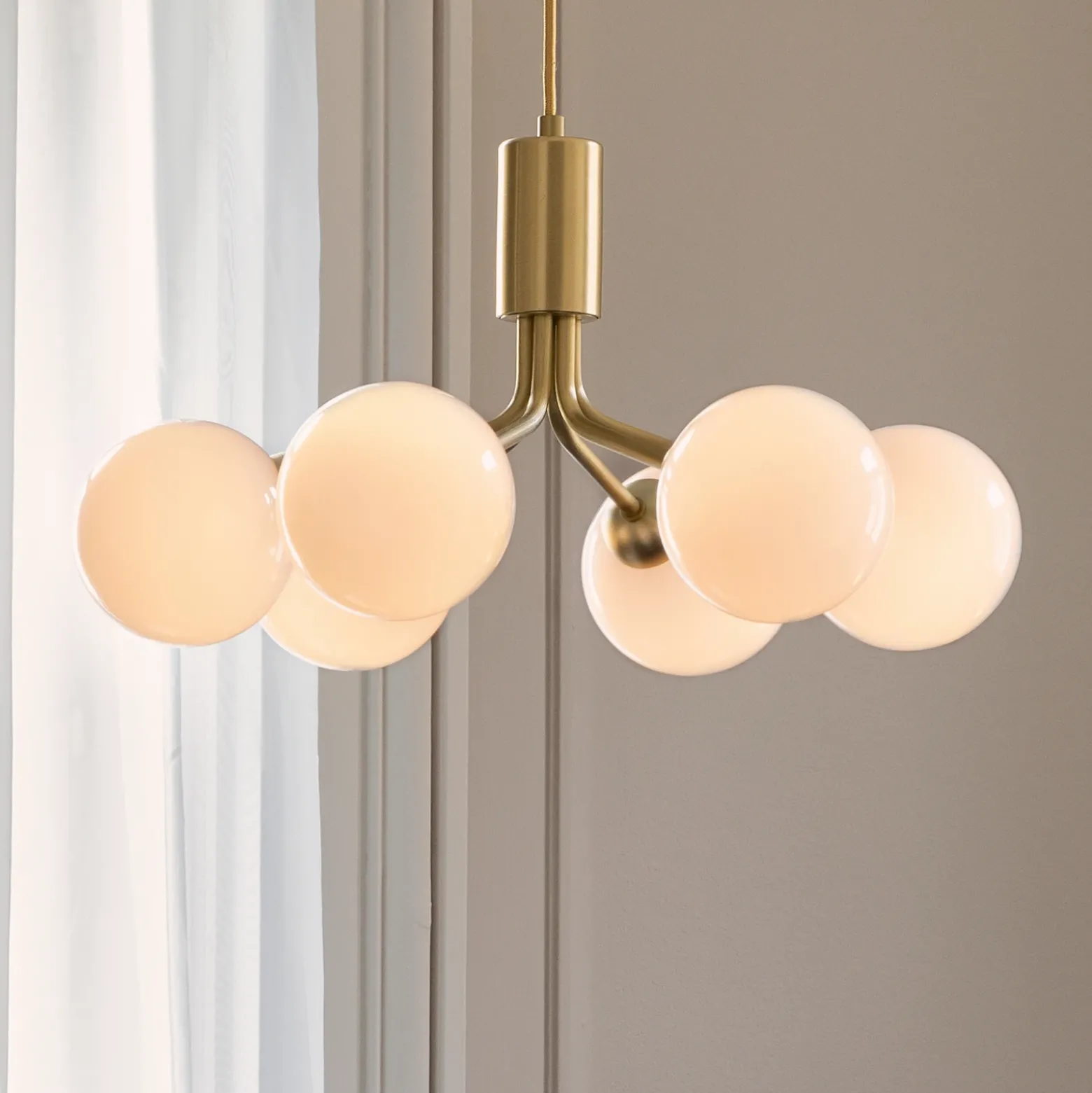 Lámpara colgante Nuura Apiales 6, Ø 50 cm, color latón/ópalo