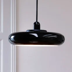 Lámpara colgante Planet de Dyberg Larsen, negra, Ø 40 cm, metal
