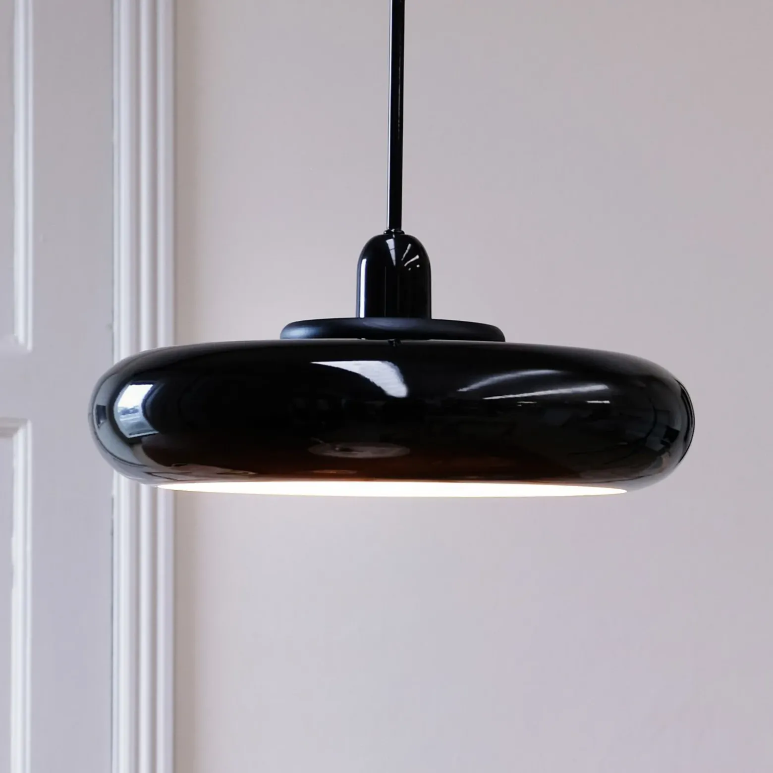 Lámpara colgante Planet de Dyberg Larsen, negra, Ø 40 cm, metal