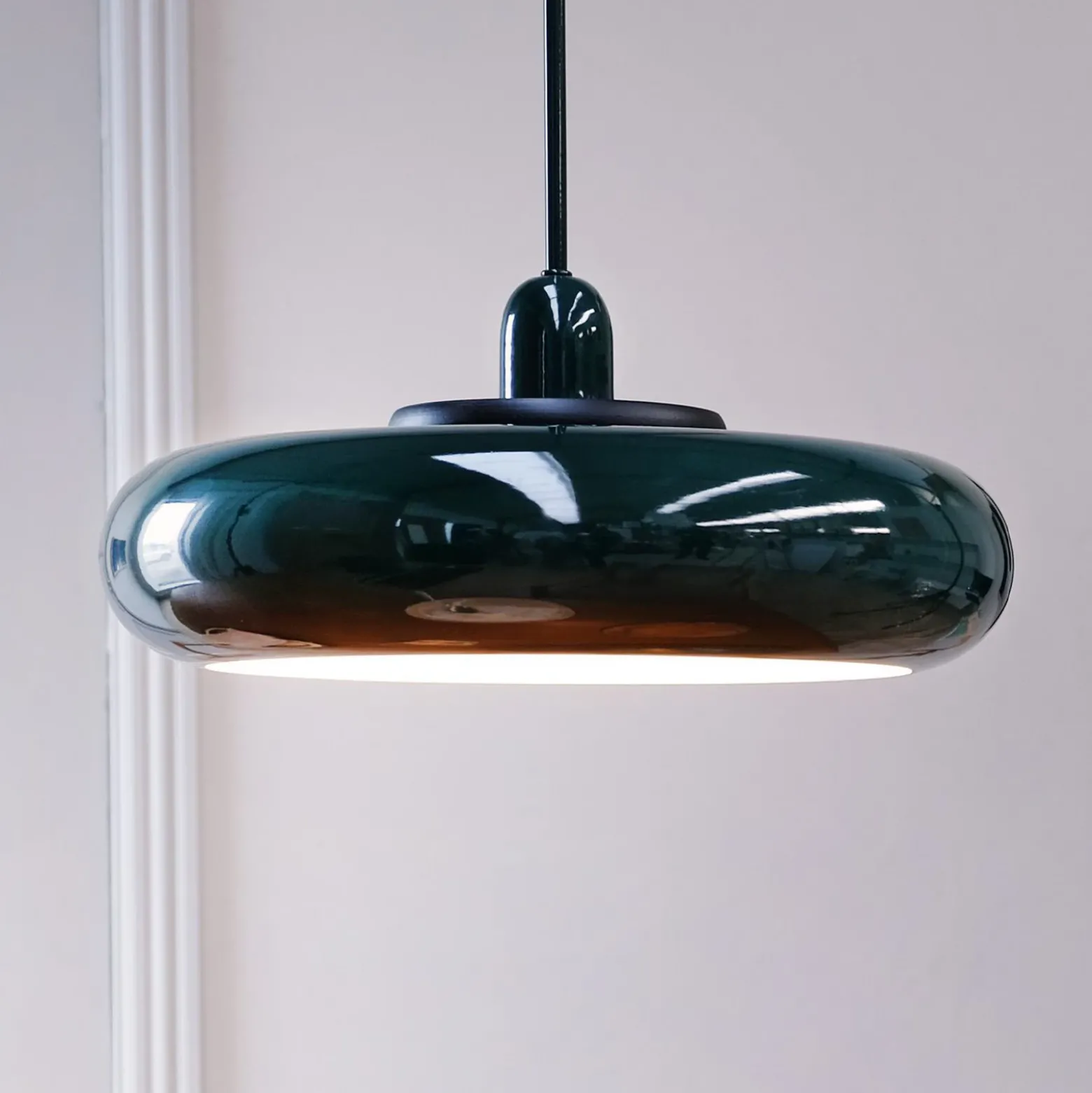Lámpara colgante Planet de Dyberg Larsen, verde oscuro, Ø 40 cm, metal