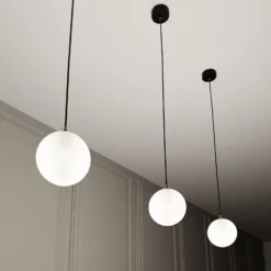 Lámpara colgante Royal, blanco opalino/negro, cristal, E14