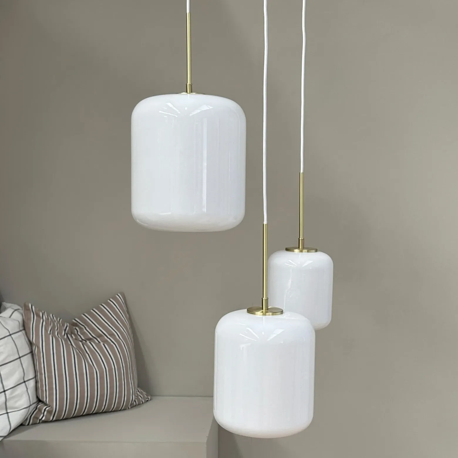Lámpara colgante Silvia de Dyberg Larsen, Ø 25 cm, ópalo/latón, cristal