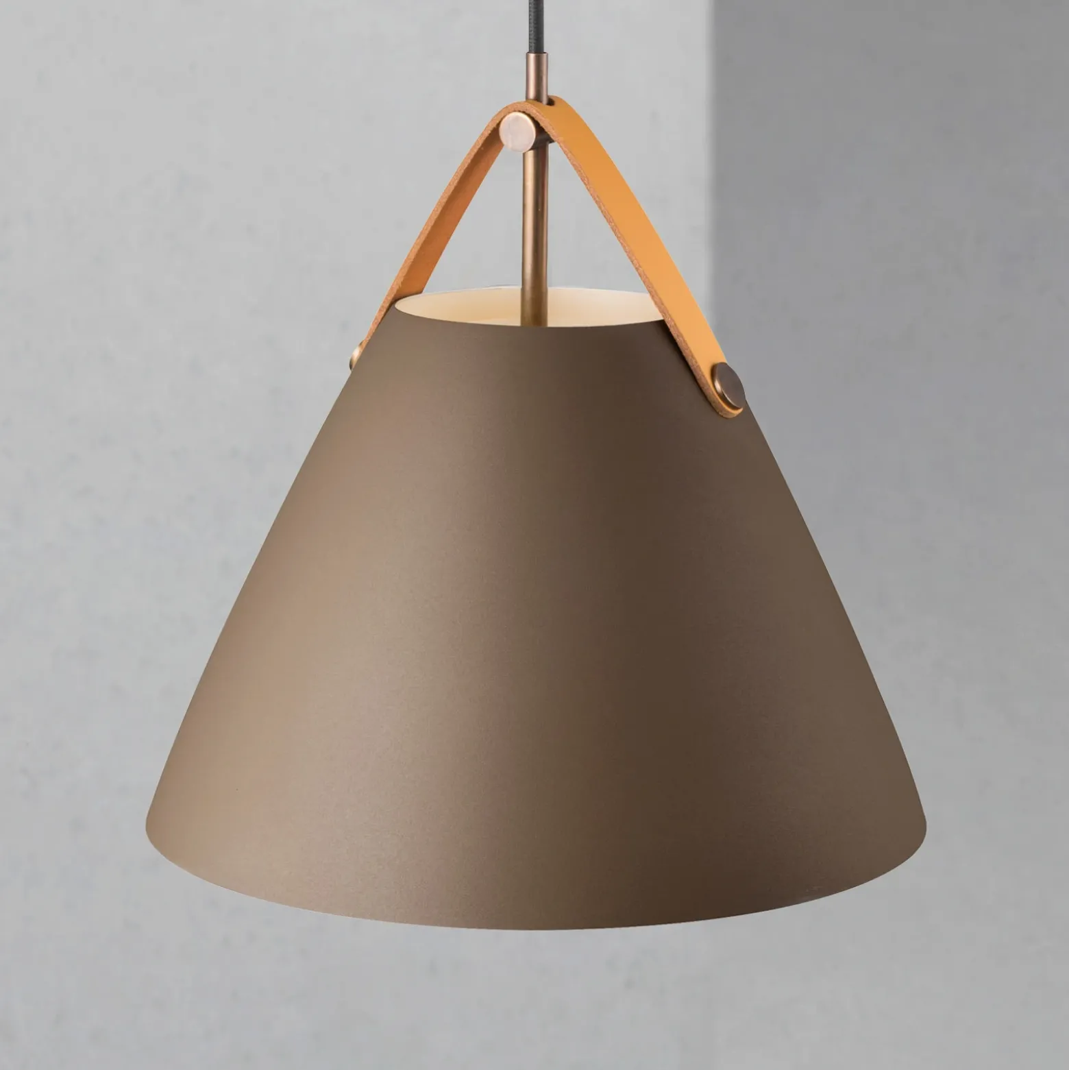 Lámpara colgante Strap con pantalla metálica beige, 27 cm