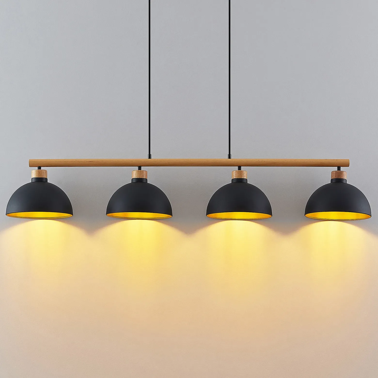 Lámpara colgante Tirzana de Lindby, 4 luces, negra, metal, madera