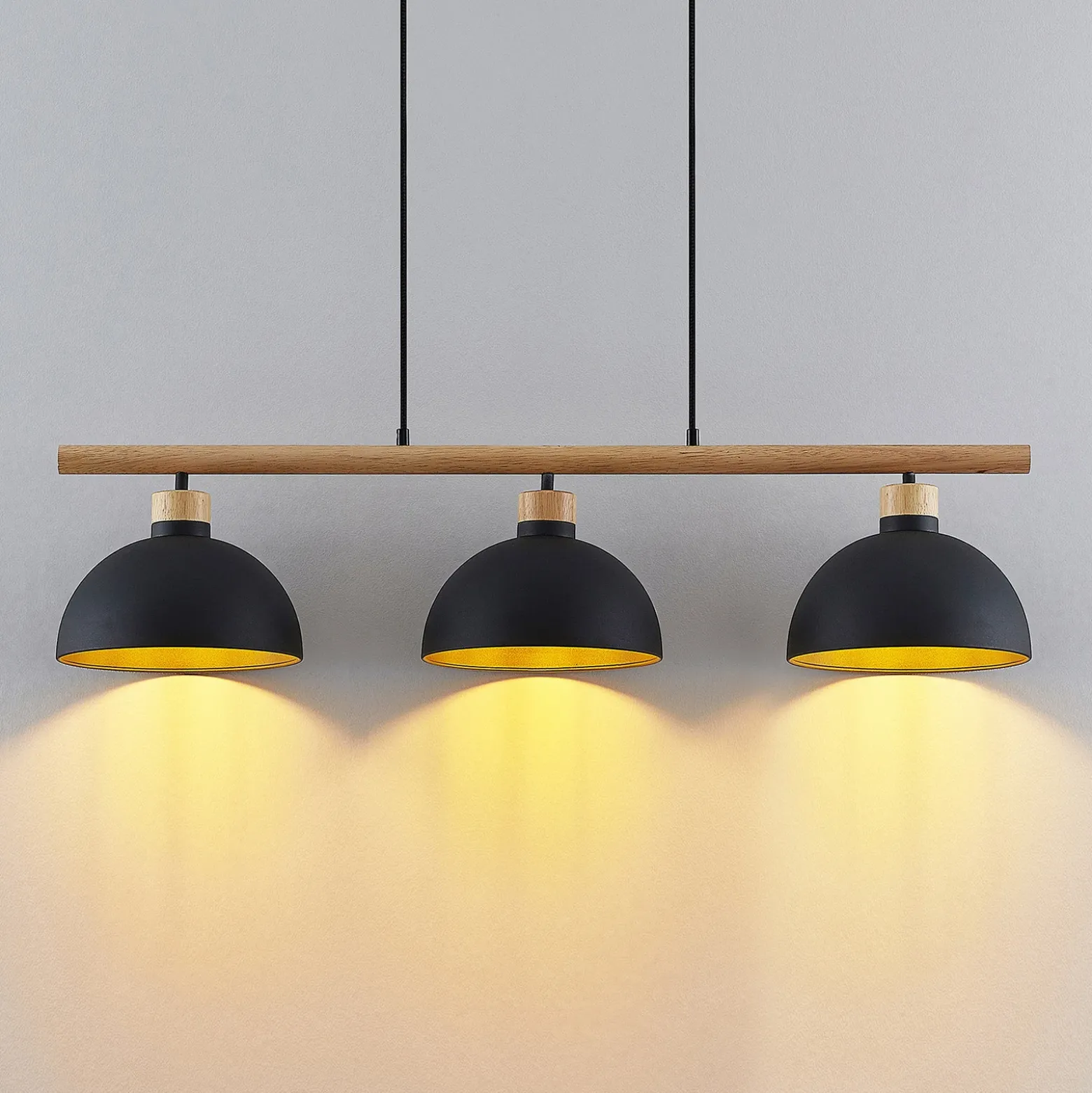 Lámpara colgante Tirzana de Lindby, 3 luces, negra, metal, madera