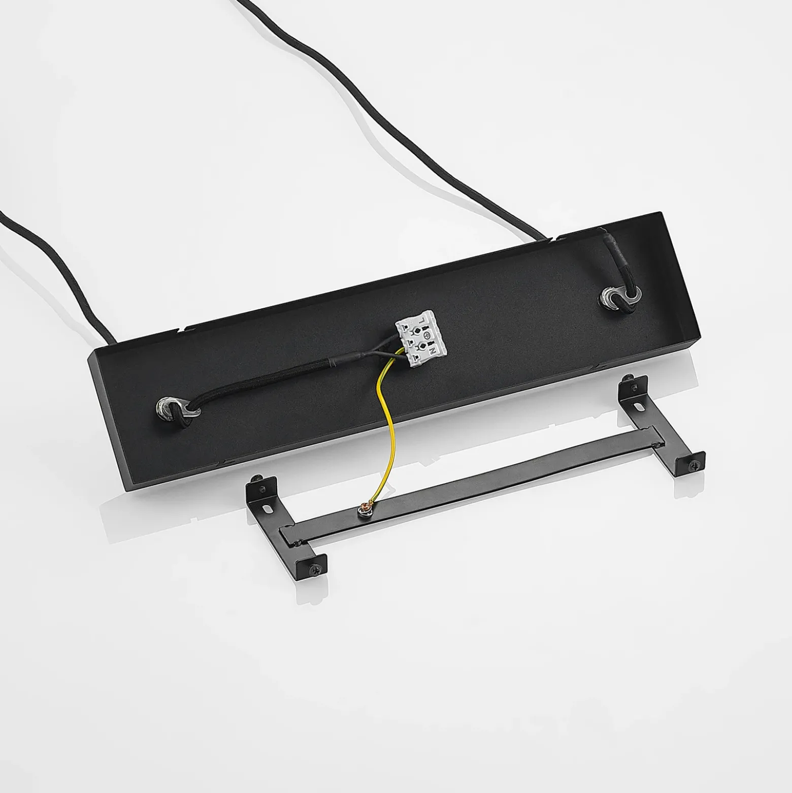 Lámpara colgante Tirzana de Lindby, 3 luces, negra, metal, madera