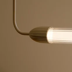 Lámpara colgante UMAGE LEMON SQUEEZE LINEAR, latón 138 cm GU10