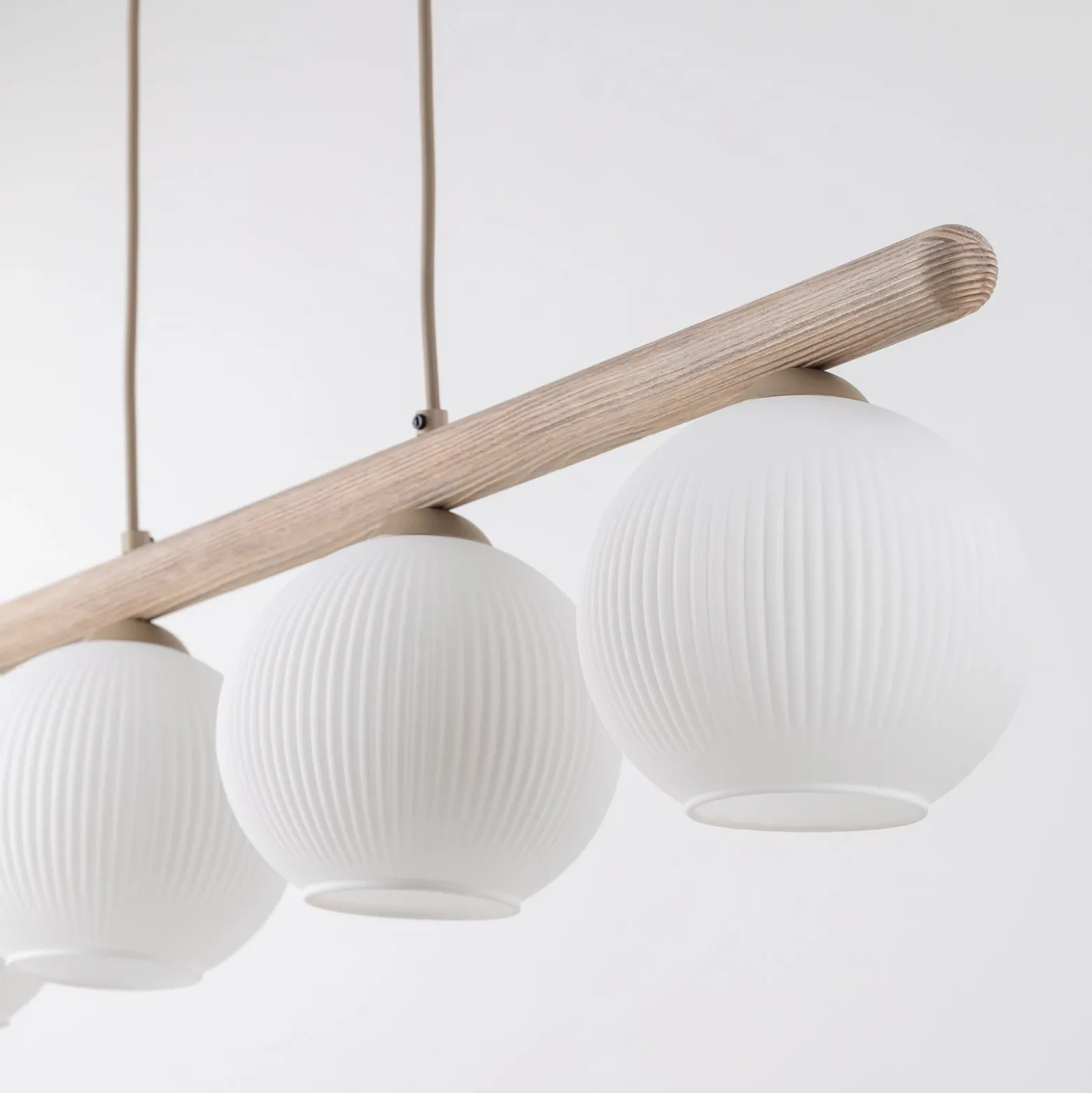 Lámpara colgante Virlo, 4 luces, madera, cristal opalino, longitud 95 cm