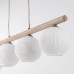 Lámpara colgante Virlo, 4 luces, madera, cristal opalino, longitud 95 cm