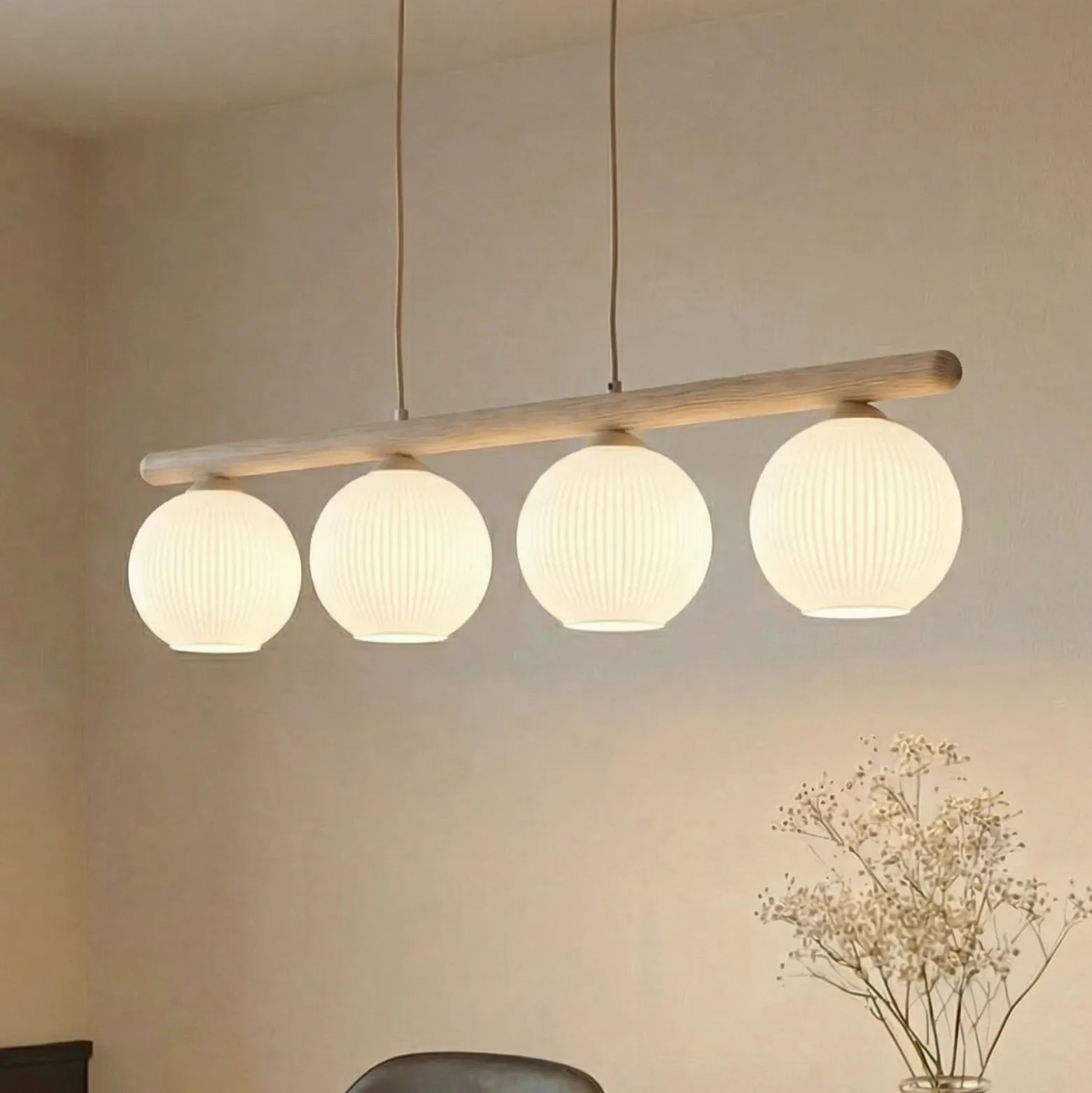 Lámpara colgante Virlo, 4 luces, madera, cristal opalino, longitud 95 cm