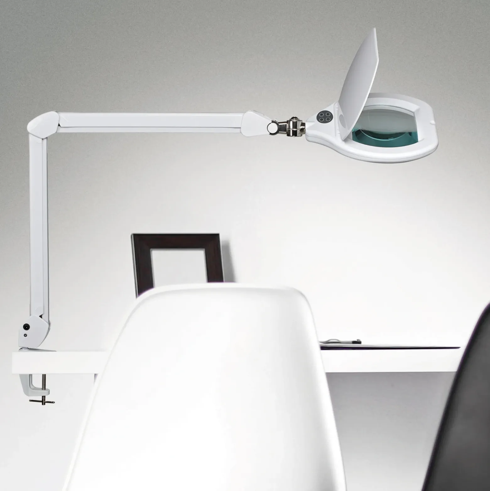 Lámpara con lupa LED MAULcrystal, blanca, con pinza, atenuable