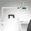 Lámpara con lupa LED MAULcrystal, blanca, con pinza, atenuable