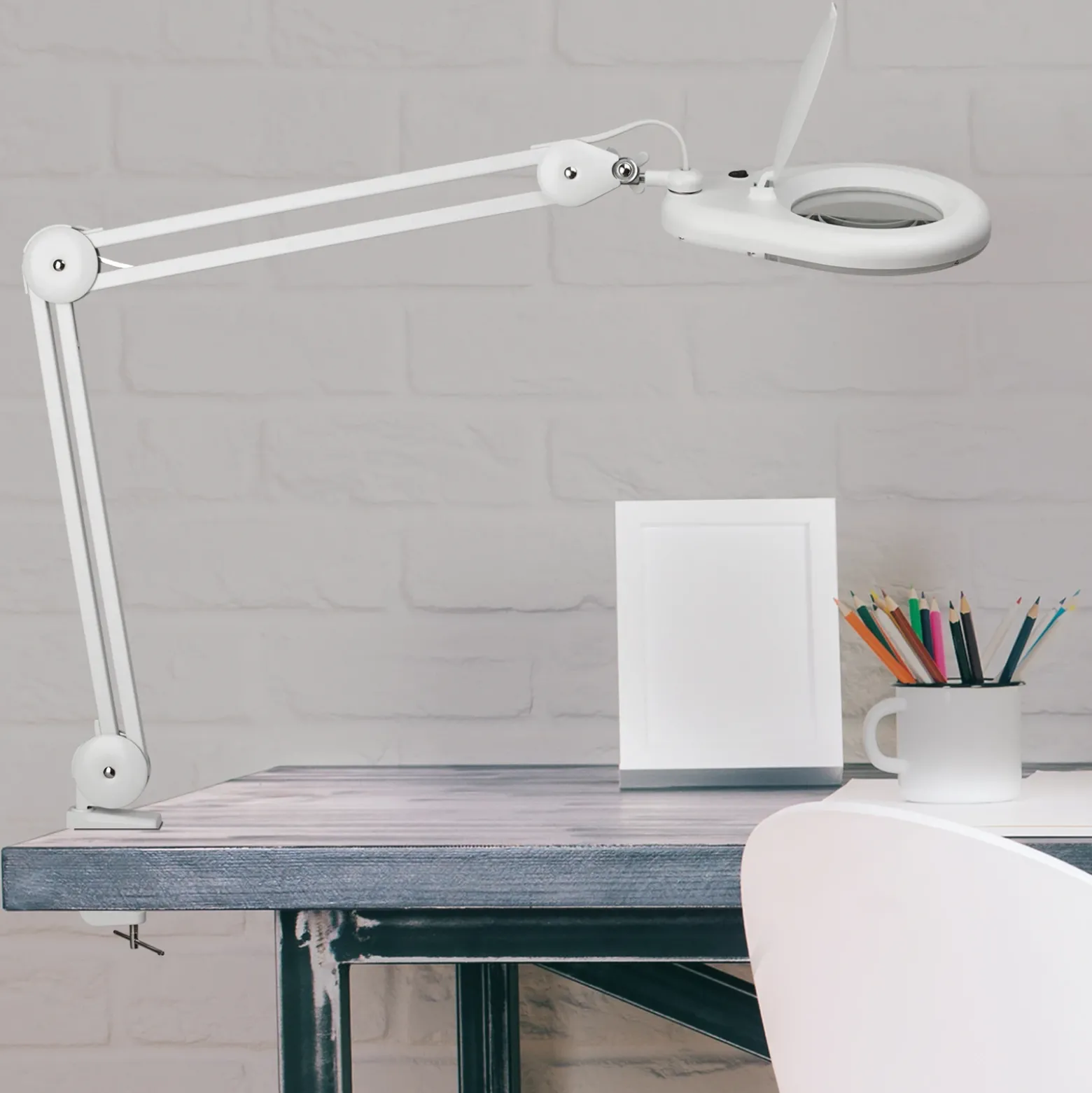 Lámpara con lupa LED MAULviso, blanca, altura 50 cm, pinza