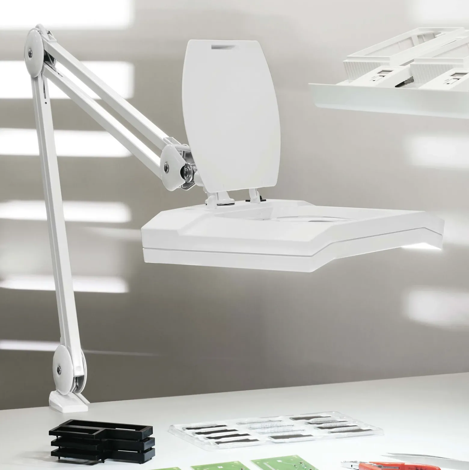 Lámpara con lupa LED MAULvitrum, blanca, pinza, metal