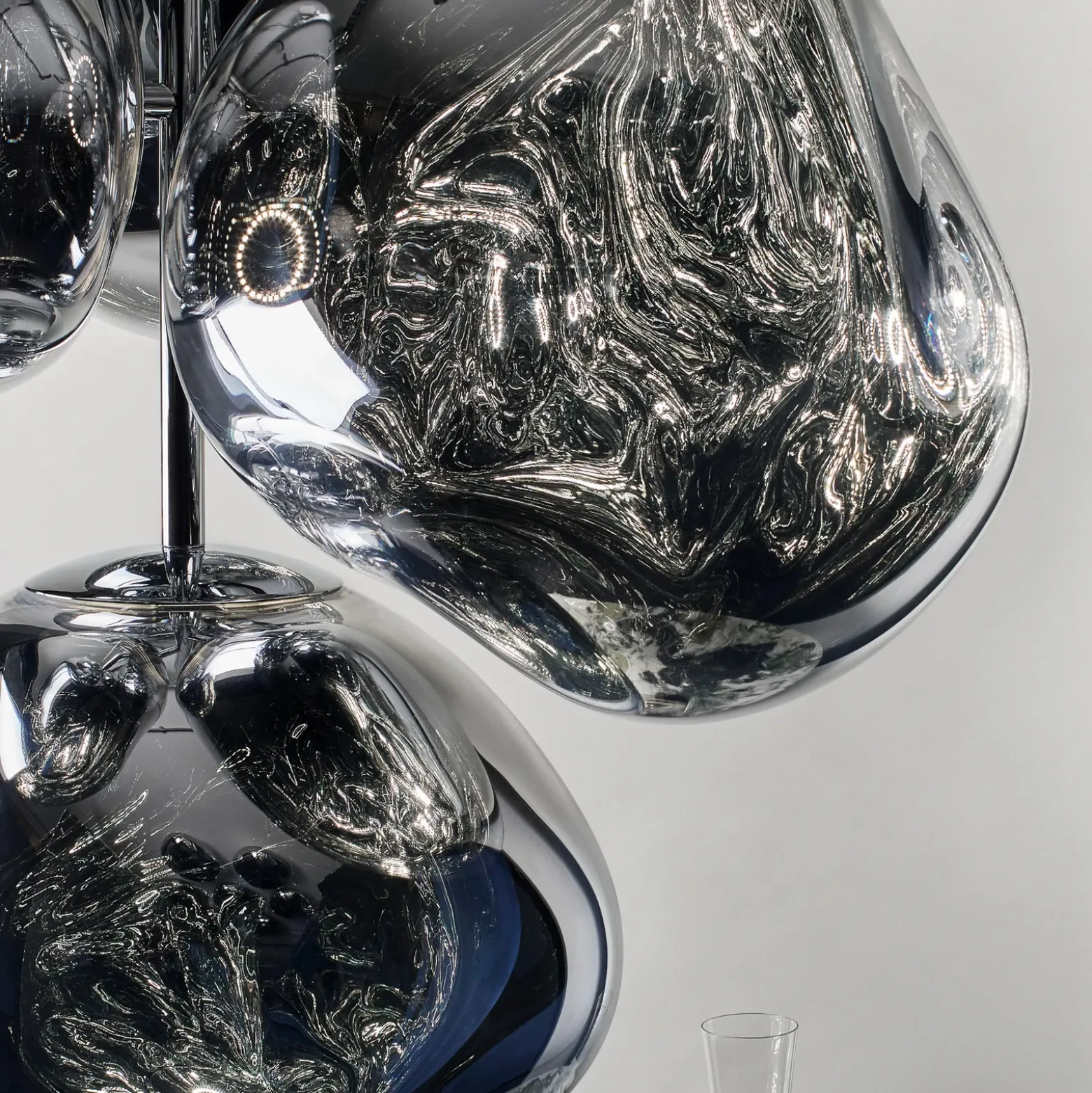 Lámpara de araña LED Melt Chandelier de Tom Dixon, gris humo