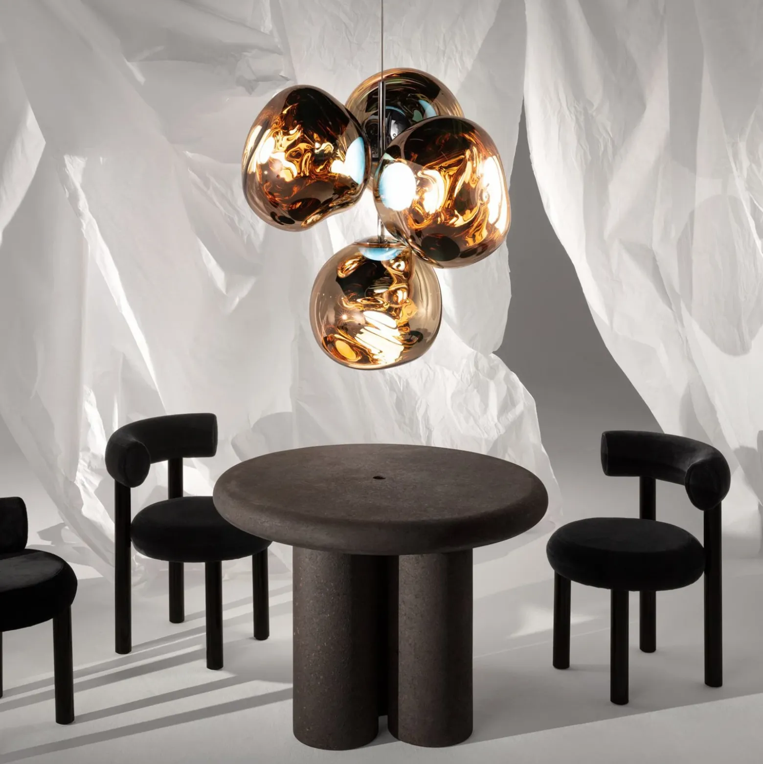 Lámpara de araña LED Melt Chandelier de Tom Dixon, color dorado