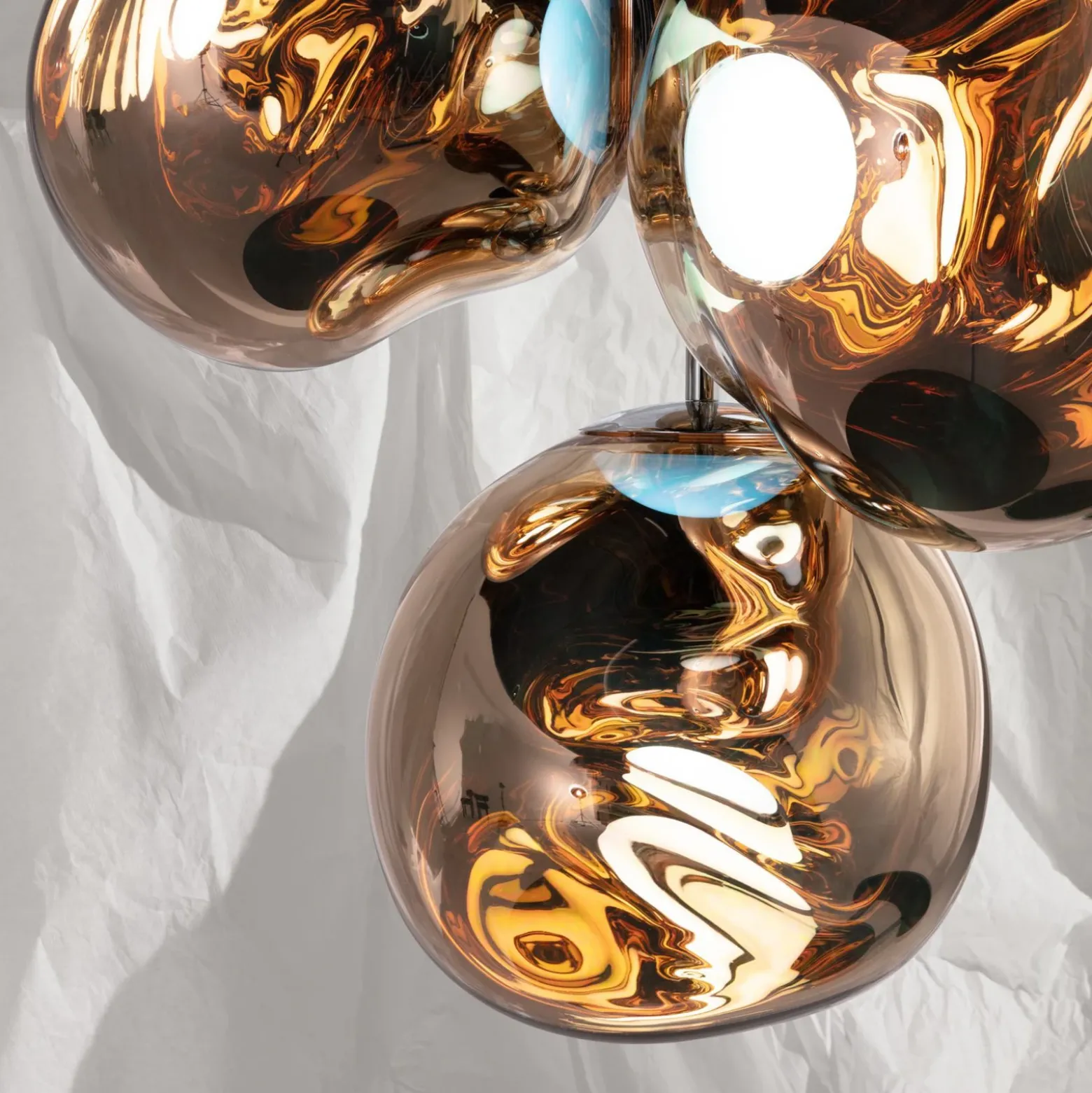 Lámpara de araña LED Melt Chandelier de Tom Dixon, color dorado