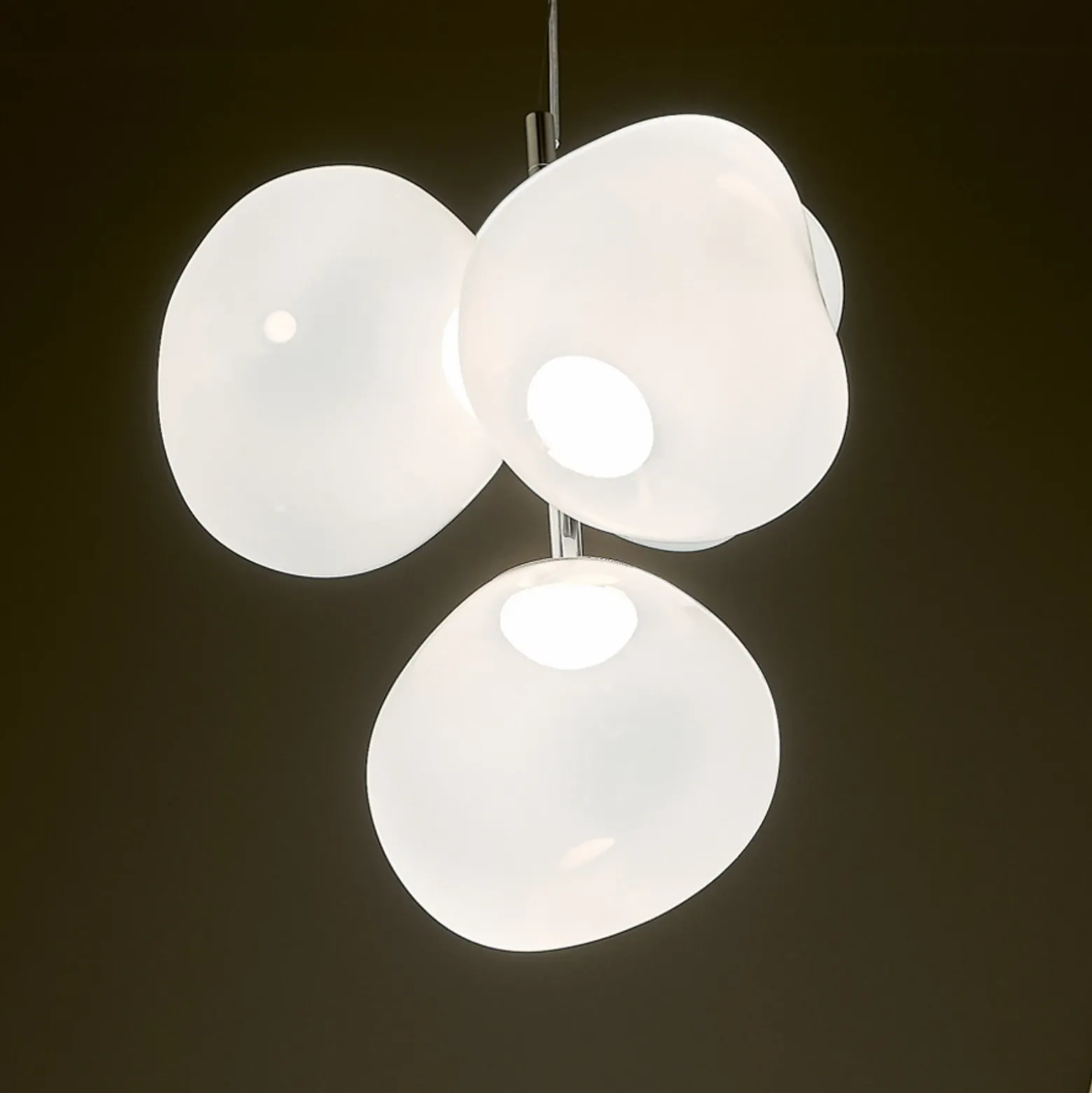 Lámpara de araña LED Melt Chandelier de Tom Dixon, color ópalo/cromo