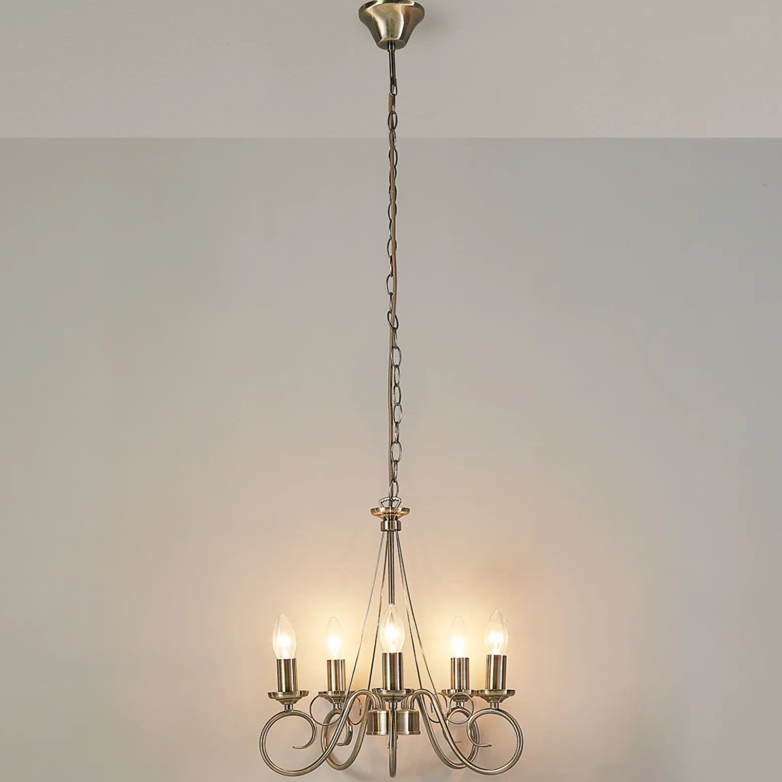 Lámpara de araña Lindby Marnia, 5 luces, Ø 40 cm, latón envejecido, E14