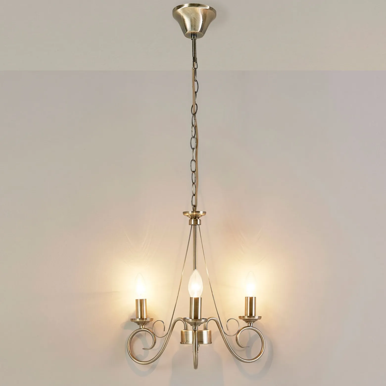 Lámpara de araña Lindby Marnia, 3 luces, Ø 40 cm, latón envejecido, E14
