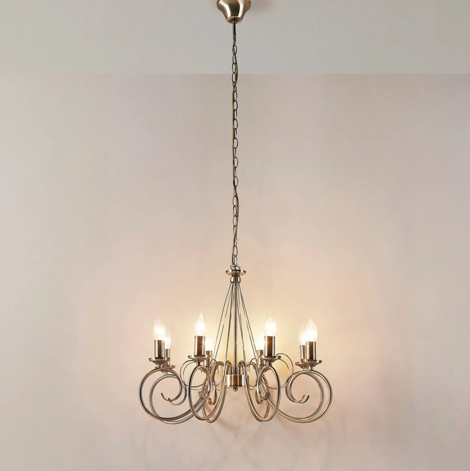 Lámpara de araña Lindby Marnia, 8 luces, Ø 53 cm, latón antiguo, E14