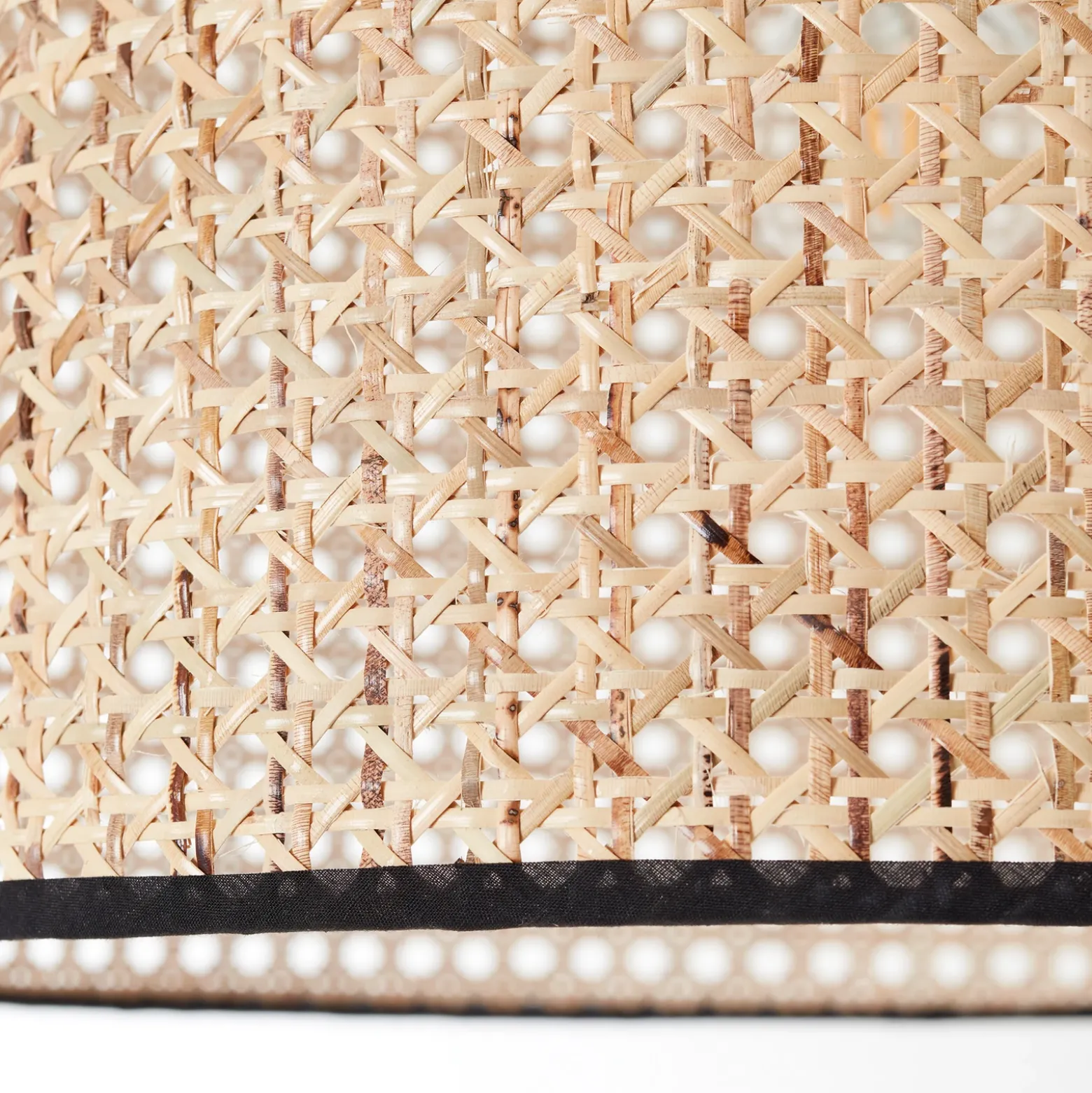 Lámpara de arco Wiley con ratán