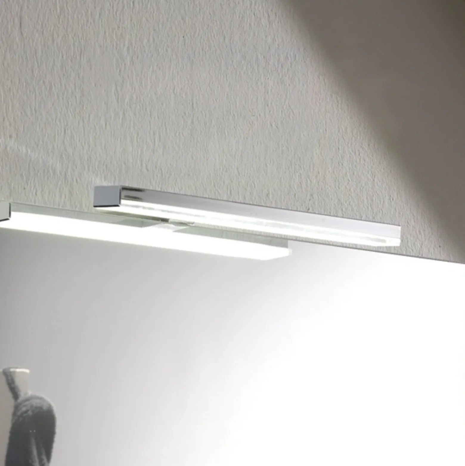 Lámpara de espejo LED Esther S3, bajo consum. IP44