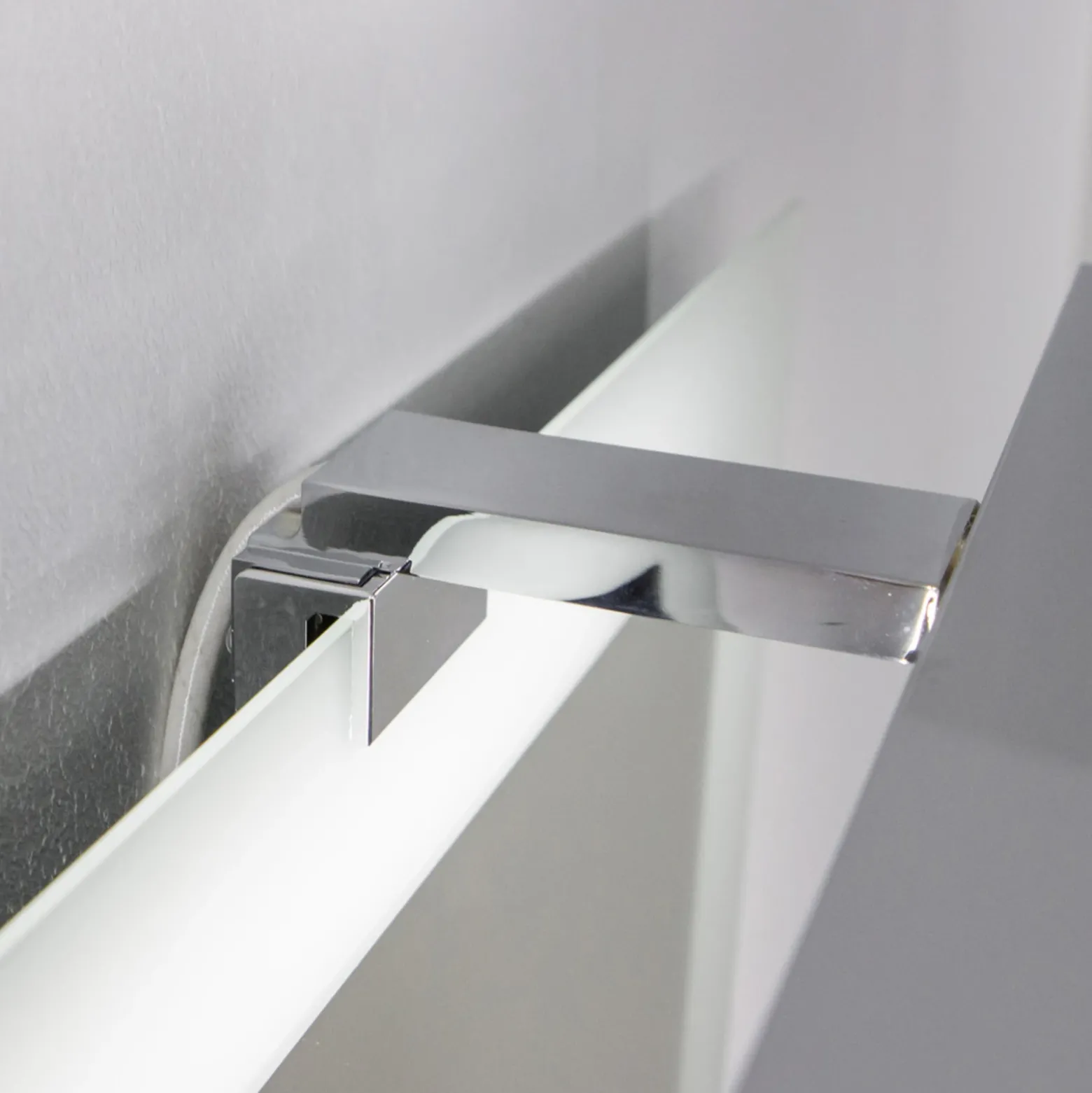 Lámpara de espejo LED Esther S3, bajo consum. IP44