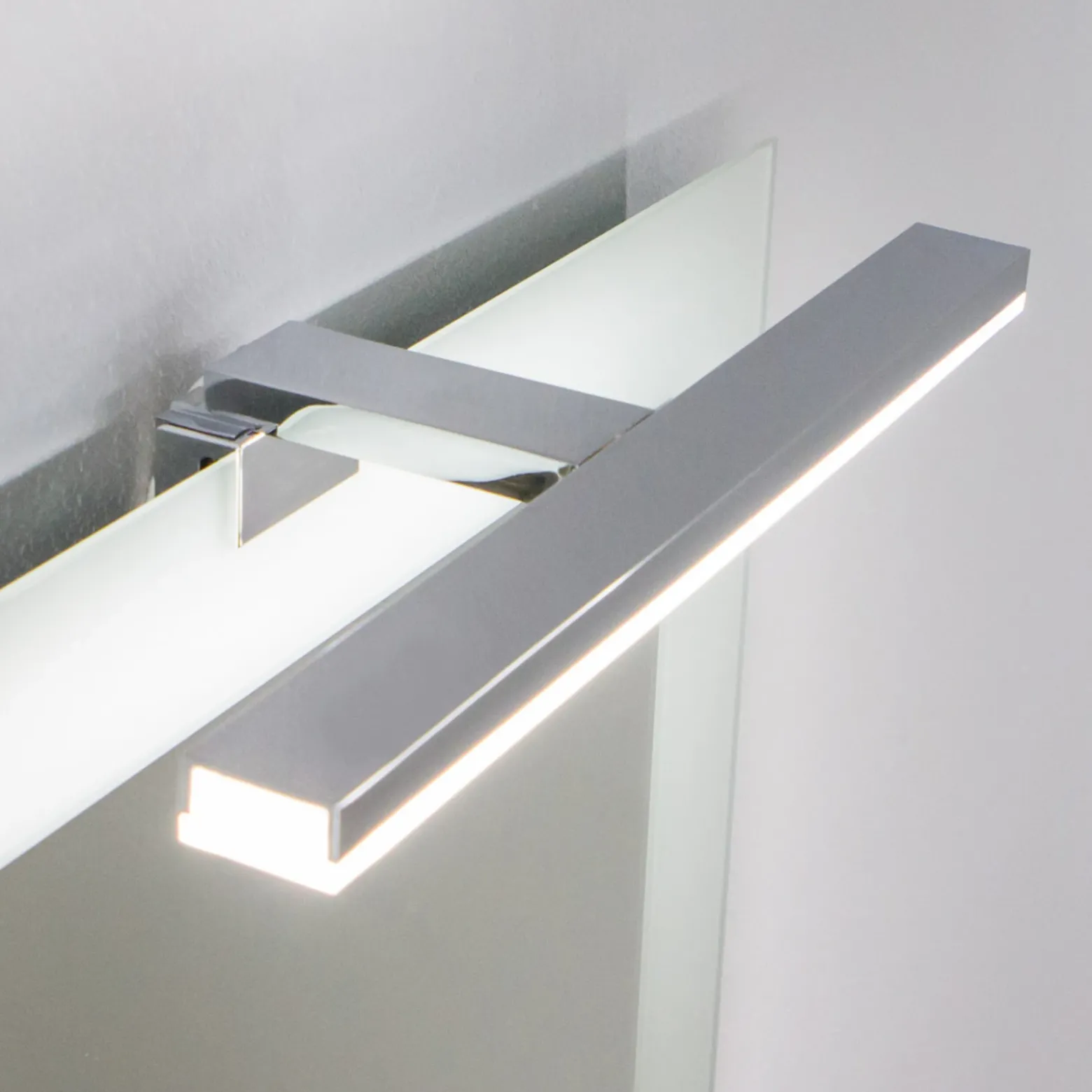 Lámpara de espejo LED Esther S3, bajo consum. IP44