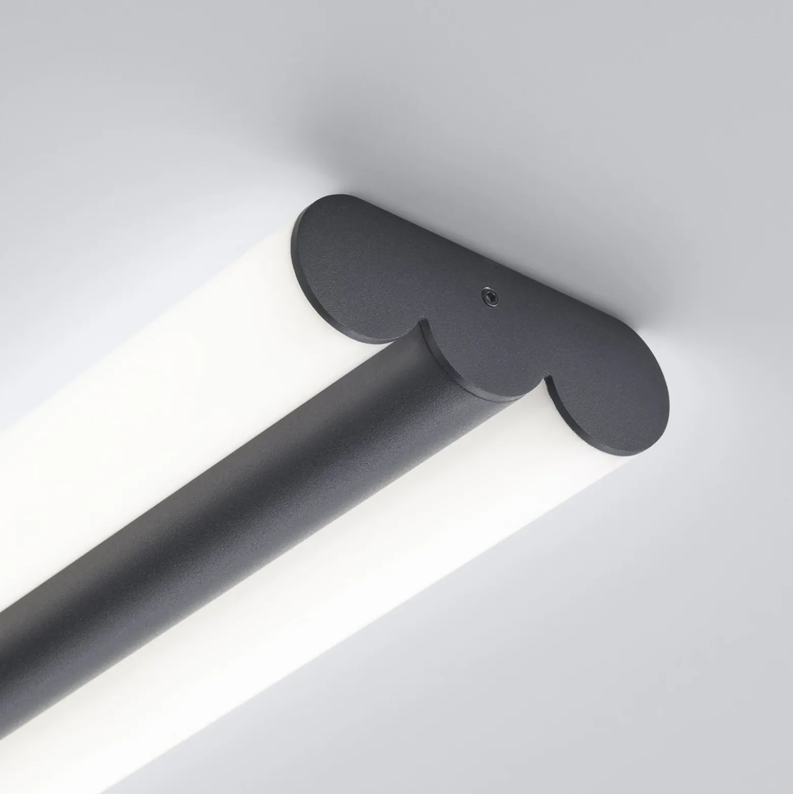 Lámpara de espejo LED Helestra LOOM, longitud 90 cm, negro, IP44