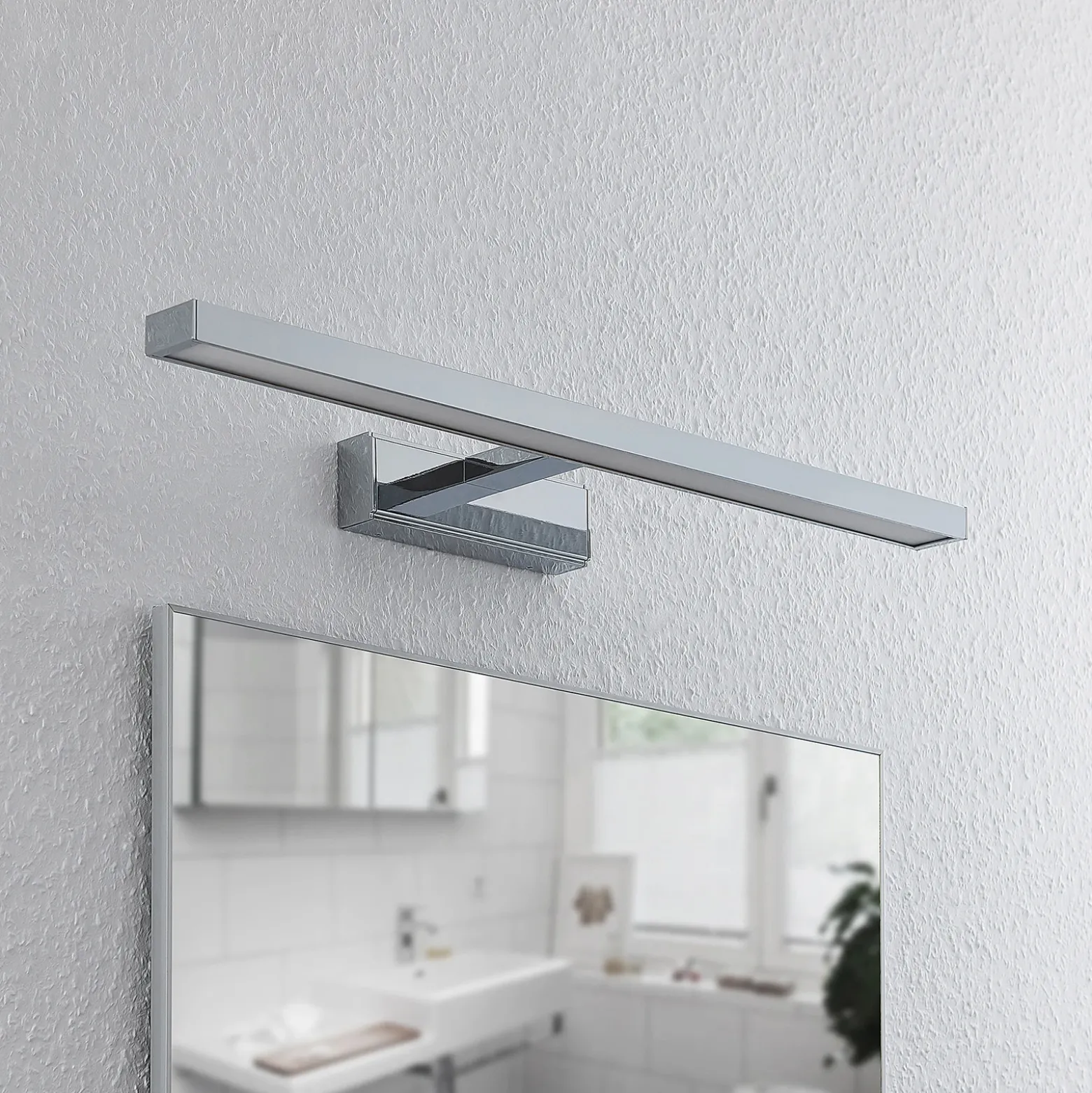 Lámpara de espejo LED Jukka de Lindby, 60 cm, cromo, metal, IP44