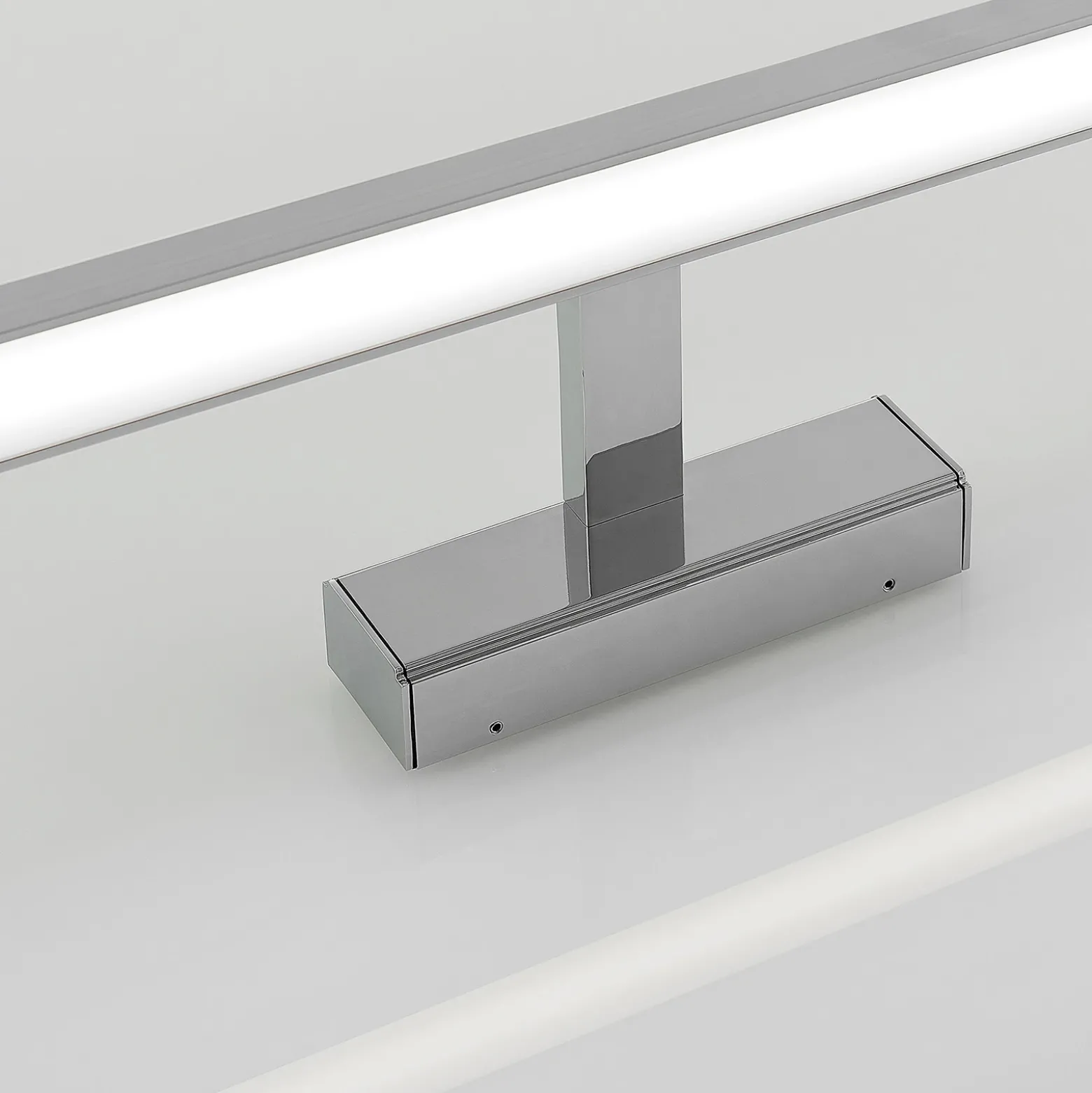 Lámpara de espejo LED Jukka de Lindby, 60 cm, cromo, metal, IP44