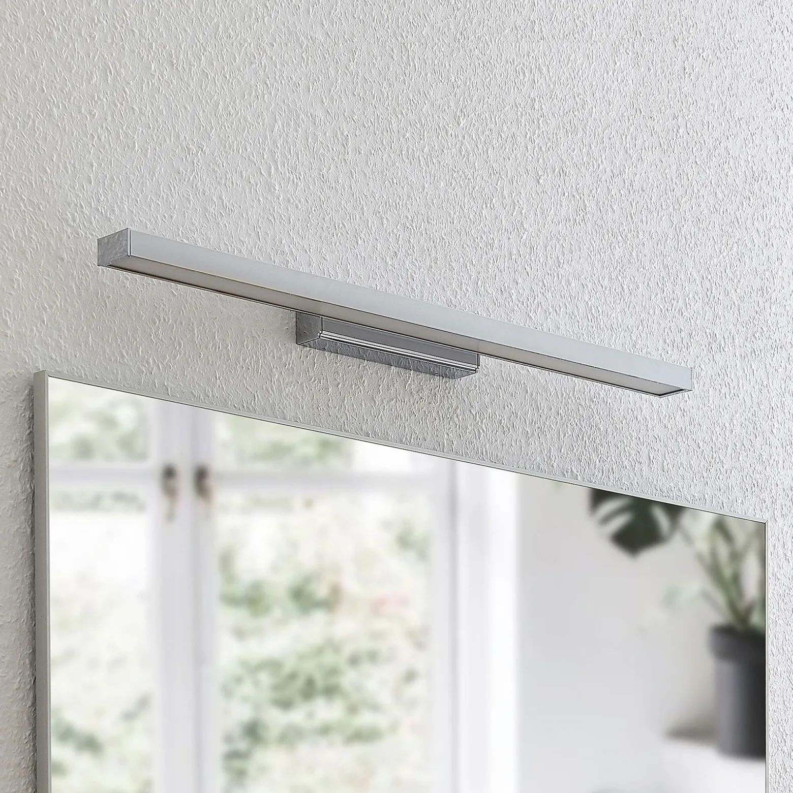Lámpara de espejo LED Lindby Alenia, 60 cm, cromo, aluminio, IP44