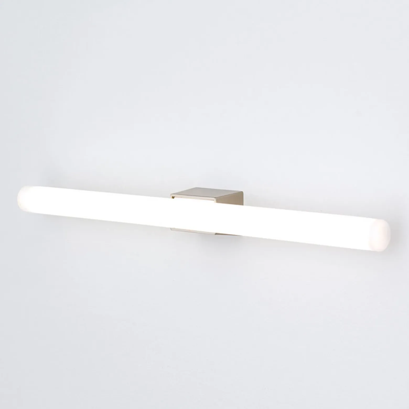 Lámpara de espejo LED Visagist soporte níquel mate