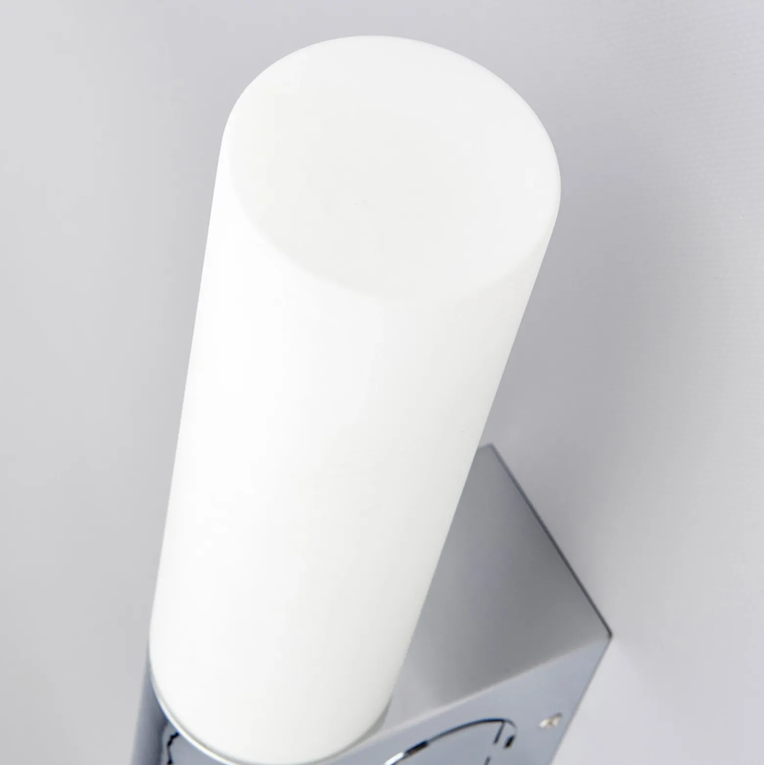 Lámpara de espejo Ziva de Lindby, enchufe, blanco, cristal, IP44