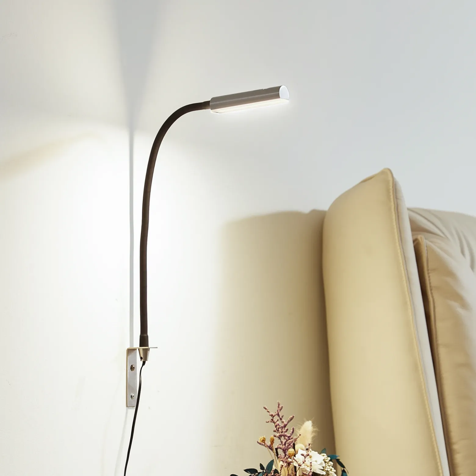 Lámpara de lectura LED Lindby Flexola, níquel, angular, metal, enchufe