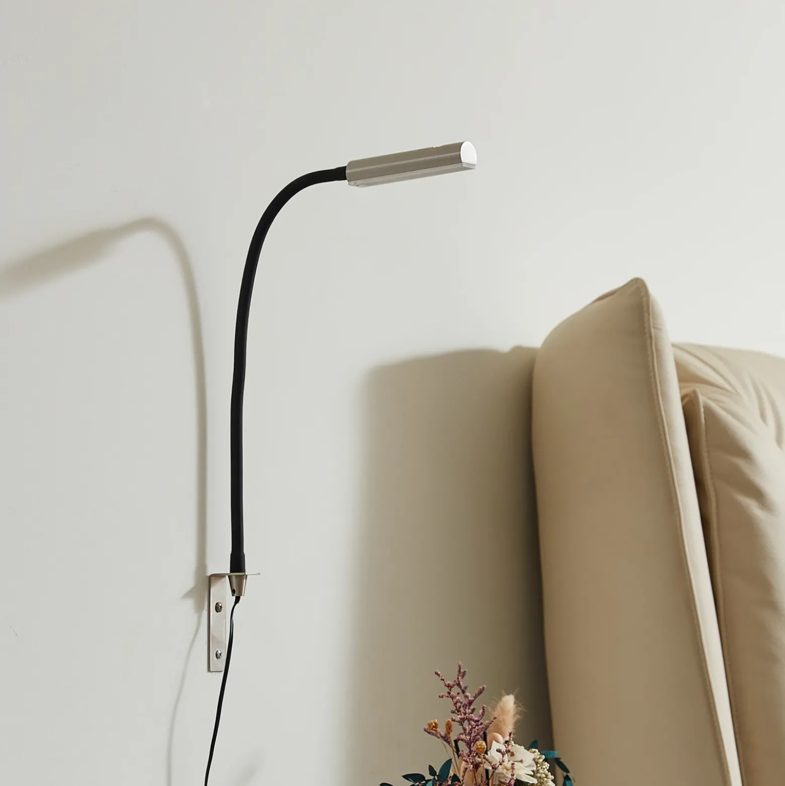 Lámpara de lectura LED Lindby Flexola, níquel, angular, metal, enchufe
