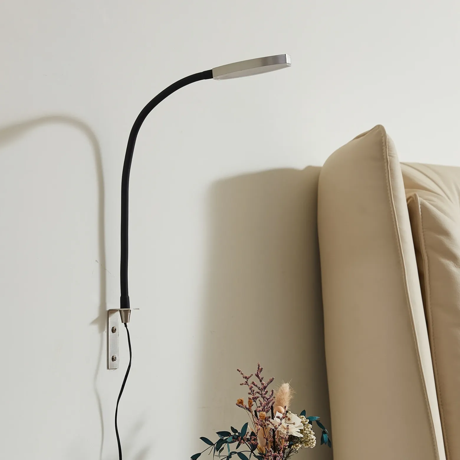 Lámpara de lectura LED Lindby Flexola, níquel, redonda, metal, enchufe