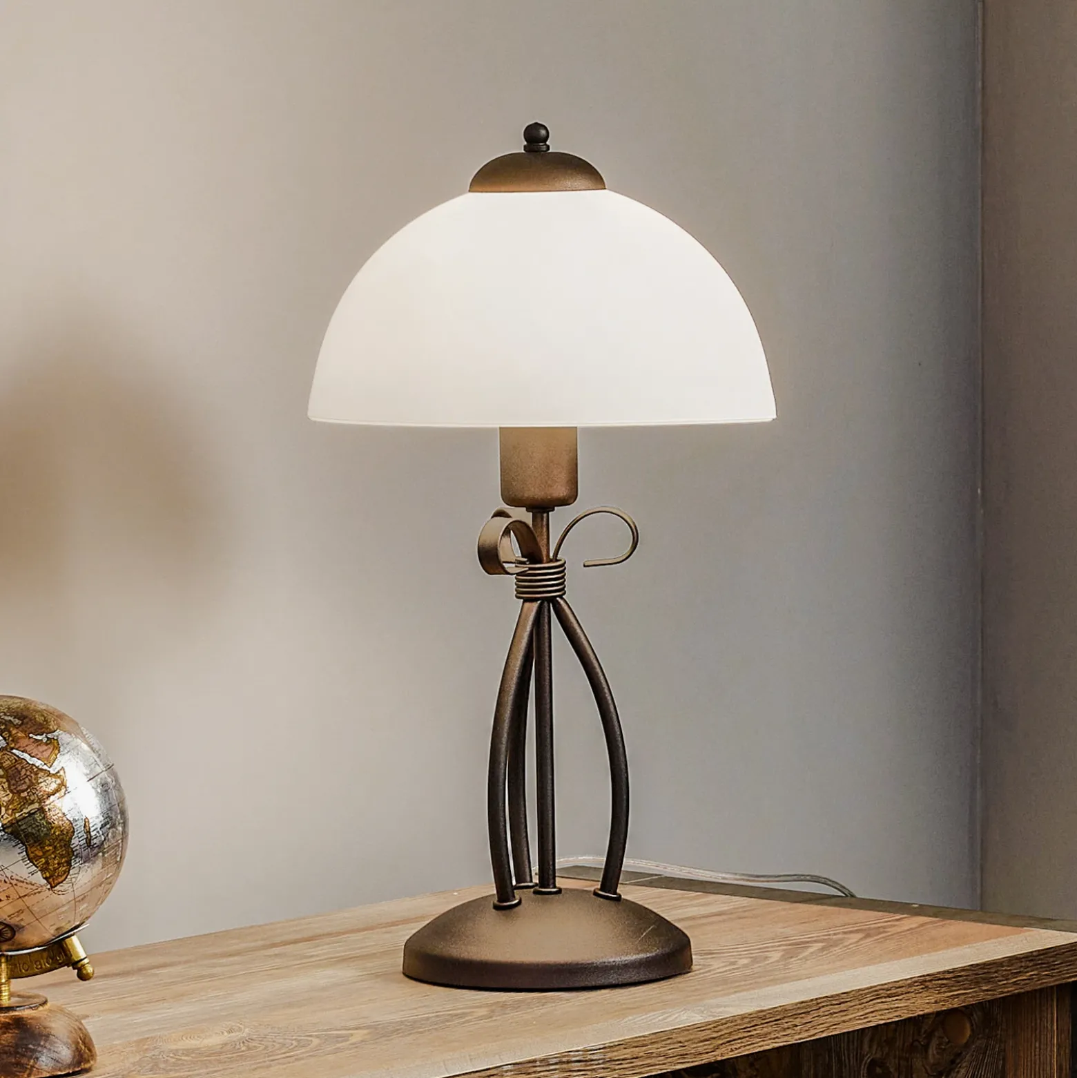 Lámpara de mesa Adoro con pantalla de cristal, marrón