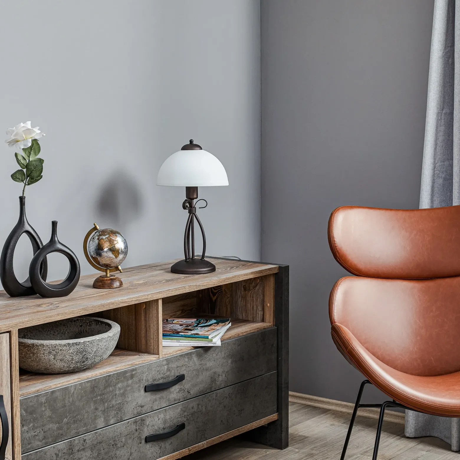 Lámpara de mesa Adoro con pantalla de cristal, marrón