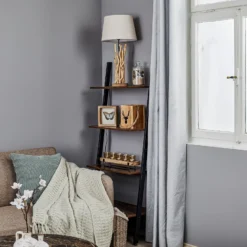 Lámpara de mesa Agar con pantalla de tela y elemento de madera