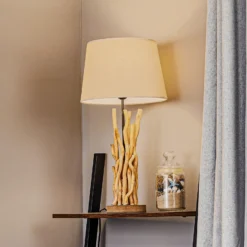 Lámpara de mesa Agar con pantalla de tela y elemento de madera