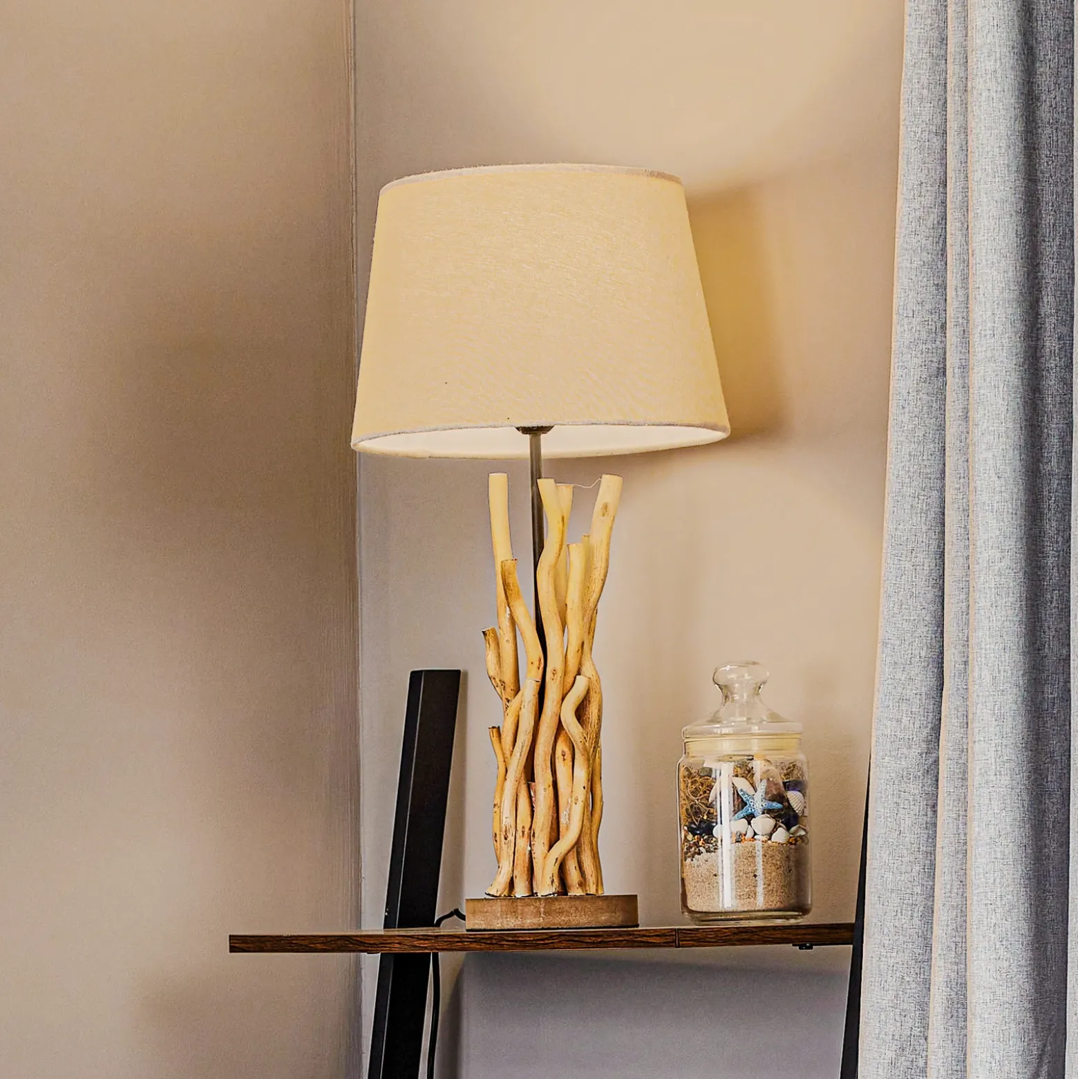 Lámpara de mesa Agar con pantalla de tela y elemento de madera
