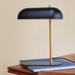 Lámpara de mesa Arch de Dyberg Larsen, negro/color latón, metal