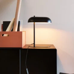 Lámpara de mesa Arch de Dyberg Larsen, negra, metal, altura 36 cm