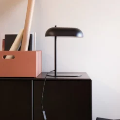 Lámpara de mesa Arch de Dyberg Larsen, negra, metal, altura 36 cm