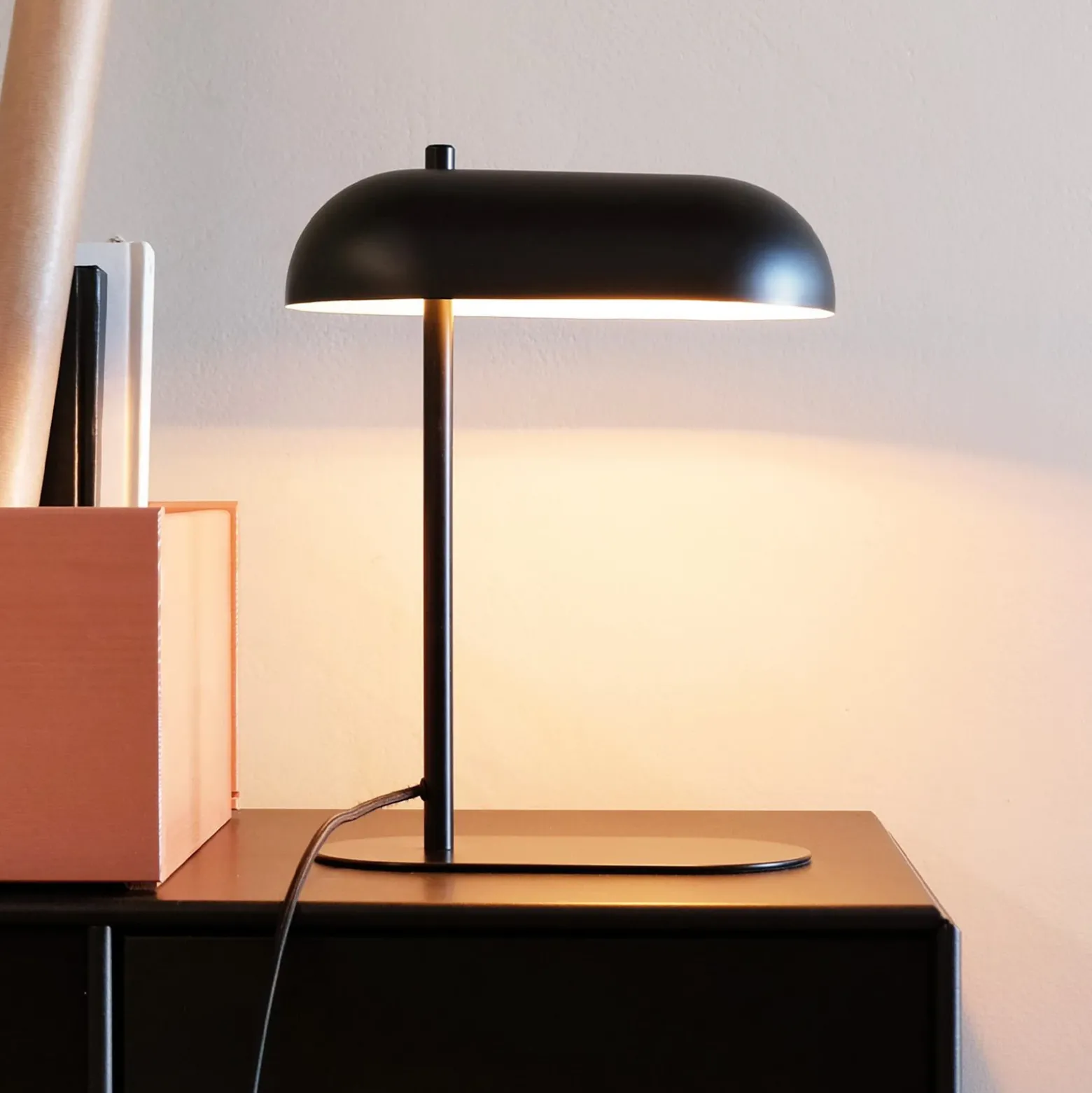 Lámpara de mesa Arch de Dyberg Larsen, negra, metal, altura 36 cm