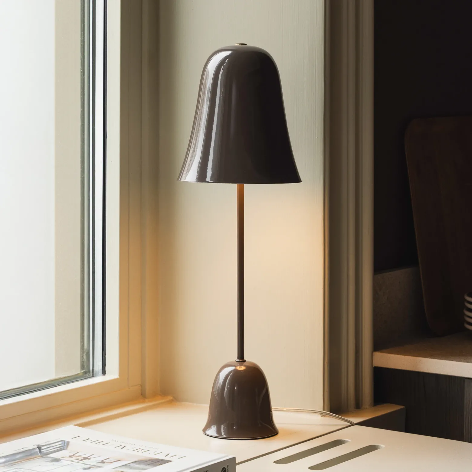 Lámpara de mesa Blåklockan de Globen Lighting, color marrón moka, altura 56 cm